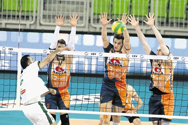 Igralci ACH Volleyja (v oranžnih dresih) so se uvrstili v tretji krog.