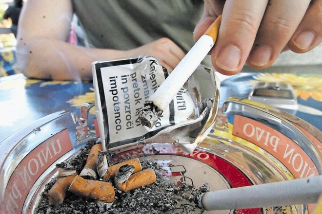 Nenehne podražitve cigaret so v zadnjih letih znižale prihodke od trošarin.