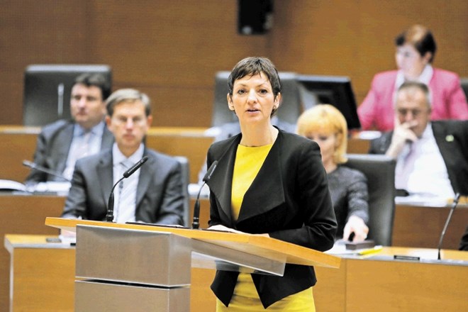 Ministrica za izobraževanje Maja Makovec Brenčič je interpelacijo prestala: za je  glasovalo 18 poslancev, proti pa 48.