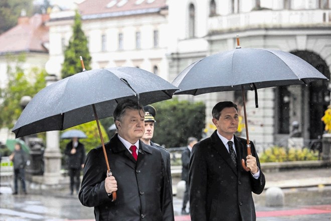 Borut Pahor je   ukrajinskemu predsedniku Petru Porošenku potrdil zavezanost  Slovenije politiki EU, ki obsoja aneksijo...