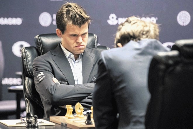 Magnus Carlsen (v ozadju) se je v uvodnem dvoboju za naslov svetovnega prvaka odločil za otvoritev Trompovskega, ki velja za...