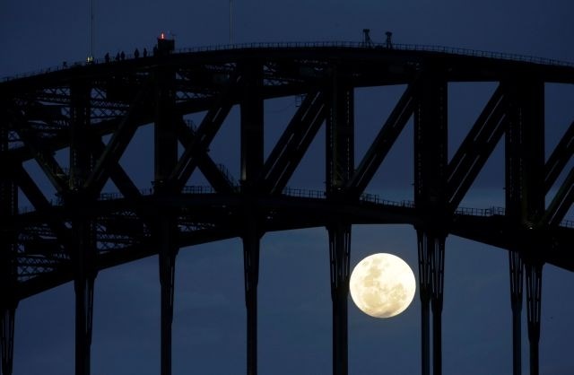 Super luna v Sydneyju. (Foto: Reuters)