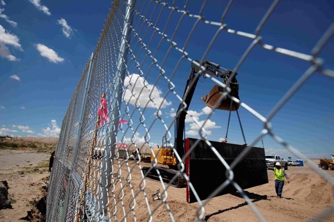 Gradnja žičnate ograje vzdolž meje ZDA in Mehike.