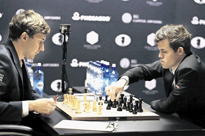 Magnus Carlsen (desno, levo Sergej Karjakin) že dolgo ni bil tako nezanesljiv pri pretvorbi prednosti v točke.