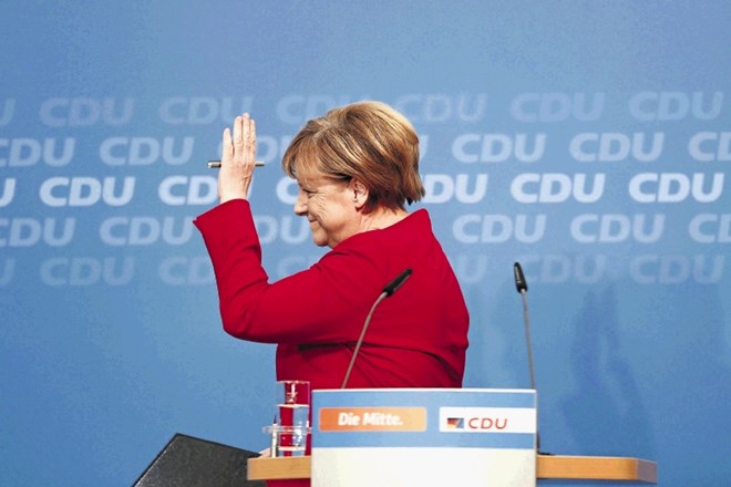 Morda nevede, pa vseeno: nemška kanclerka s prsti kaže, kateri mandat po vrsti bi si želela osvojiti.