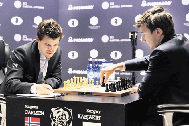 Potem ko se je sedem partij končalo z remijem, je Rus Sergej Karjakin (desno) s črnimi figurami premagal Norvežana Magnusa...