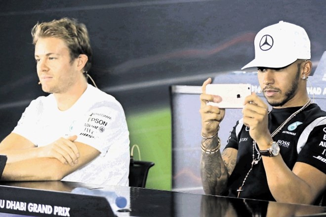 Edina kandidata za naslov svetovnega prvaka v formuli 1,  Nico Rosberg (levo), ki je tudi veliki favorit, in Lewis Hamilton,...