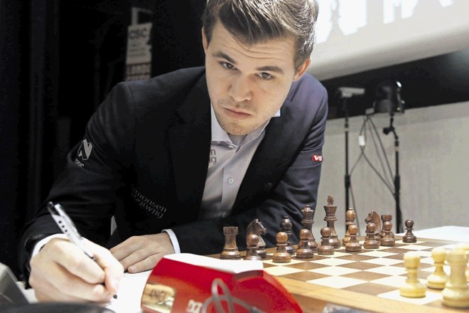 Magnus Carlsen je v deseti partiji premagal Sergeja Karjakina.
