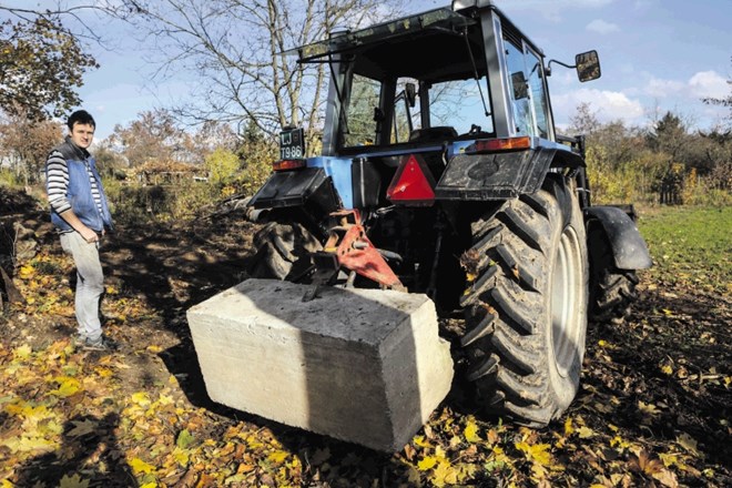 Simon Jernejc je s traktorjem ustavil pripravljala dela za gradnjo kolesarske steze na zemljišču ob Vojkovi cesti, ki po...