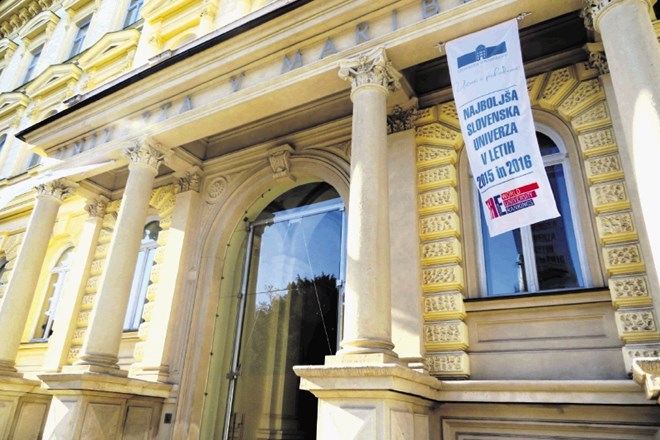 Mariborski rektorat, ki ga pretresajo številne afere, je po novem okrašen z zastavama, ki javnosti ponosno sporočata, da je...