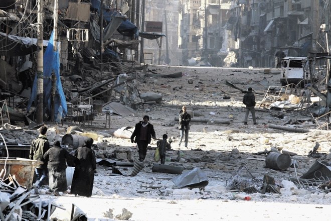 Prebivalci Alepa se izogibajo ruševinam na cesti med begom iz četrti v vzhodnem delu mesta, kjer je vladna vojska dosegla...