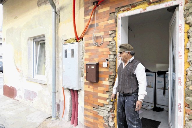 Azem Sulejmanović iz središča Mengša je brezplačno zamenjavo oken na objektu, ki ga je kupil v dokaj slabem stanju,...