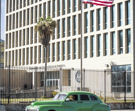 Druga diplomatska predstavništva na Kubi so spustila zastave na pol droga, ameriško pa  se je odločilo, da tega ne bo...