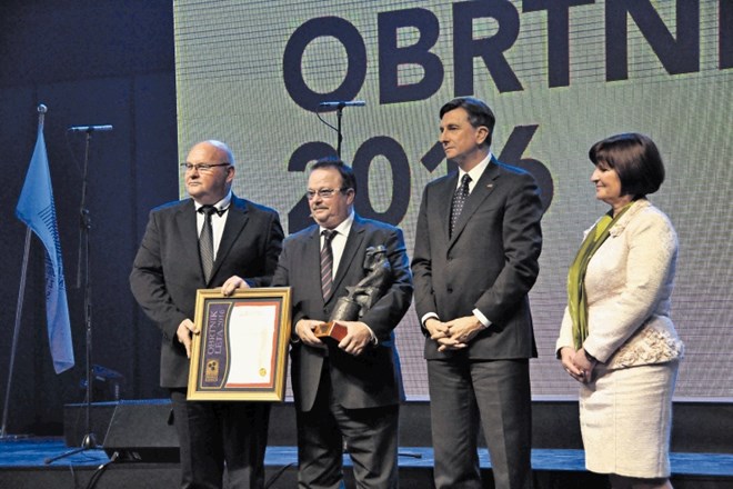 Ivan Meh iz obrtno-podjetniške zbornice, glavni nagrajenec Štefan Pavlinjek in predsednik države Borut Pahor