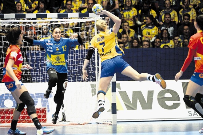 Švedinja Linn Blohm (z žogo) in soigralke so EP pred domačimi gledalci začele z visoko zmago proti Španiji.
