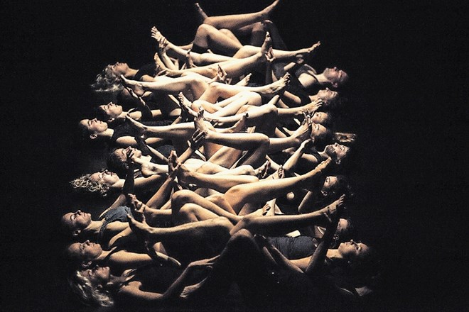 Delo nemške koreografinje Isabelle Schad Kolektivni poskoki, ki upravlja celo množico teles in je zato fenomen, ki ga v...