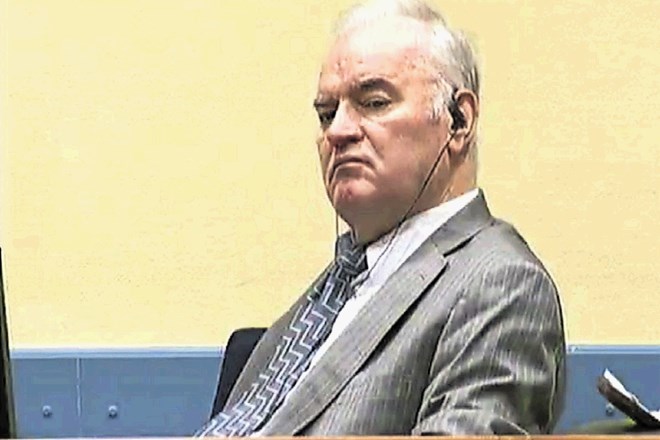 Ratko Mladić posluša sklepne izjave tožilstva v Haagu, ki je zatrdilo, da je nekdanji poveljnik vojske bosanskih Srbov med...