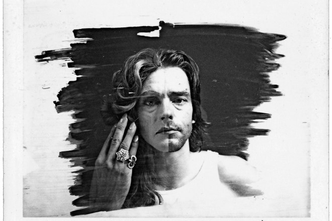 Ulayeva fotografija iz cikla avtoportretov S'he (1973–1974): dve identiteti, njegova in partneričina