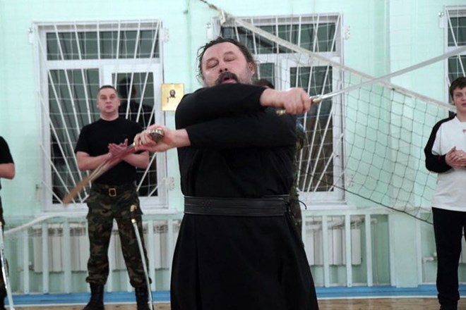 Ruski duhovnik mladino uči borilnih veščin in mečevanja