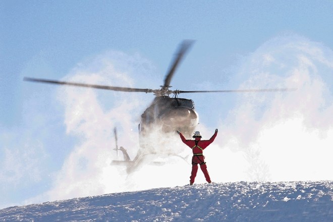 Helikopter Slovenske vojske je minuli konec tedna v dolino pripeljal kar tri mrtve planince. Fotografija je simbolična.