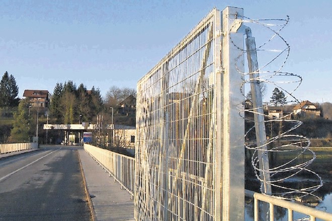 Po besedah Andreja Špenge z ministrstva za notranje zadeve je postavljanje panelnih vrat na mejnih prehodih nujen in začasen...
