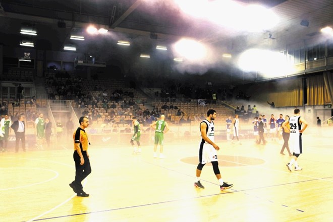 Navijači Zadra so na nedeljski večerni tekmi lige ABA proti Olimpiji v Tivoliju prižigali pirotehnična sredstva, zaradi dima...