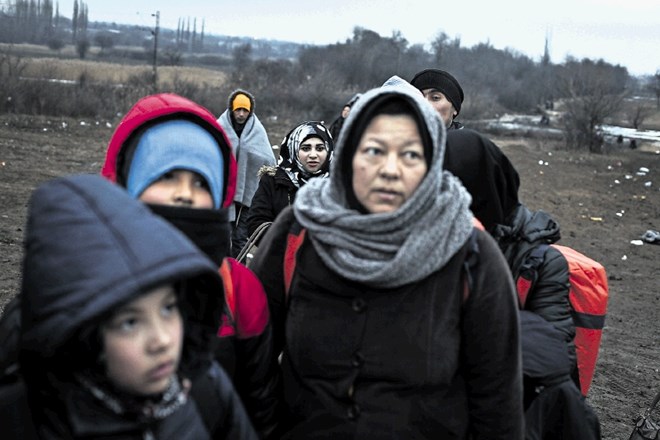 Migranti na mejnem prehodu Mitrovac na meji med Makedonijo in Srbijo. (Foto: Luka Cjuha)