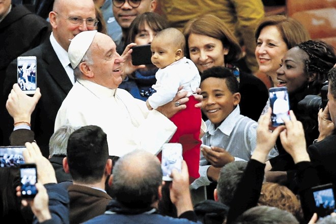 Toplino papeža Frančiška izraža tudi fotografija, na kateri je v roke vzel dojenčka, ko je včeraj v Vatikanu prihajal na...