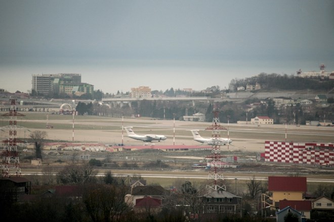 Rusko vojaško potniško letalo s 93 potniki strmoglavilo v Črno morje, morebitnih preživelih še niso našli