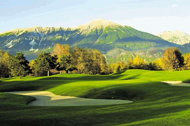 Na prehodu v novo leto je golf igrišče na Bledu dobilo novo ime  in se poslej sme imenovati tudi »royal«. Kraljevska pa bo po...