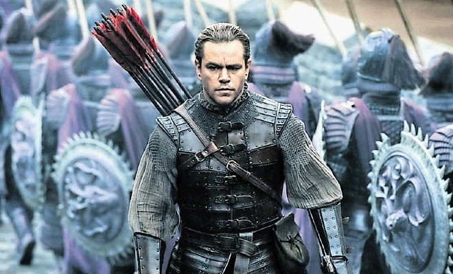Matt Damon kot veliki odrešitelj Kitajske z vojsko Kitajcev v ozadju.
