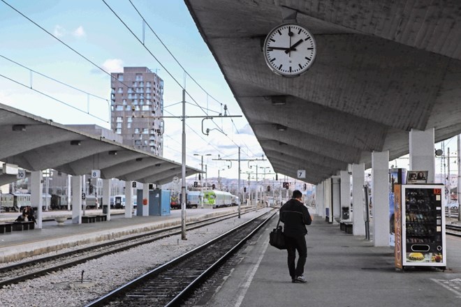 Železničarji lahko z enourno »malico« povsem ohromijo promet po slovenskih tirih.
