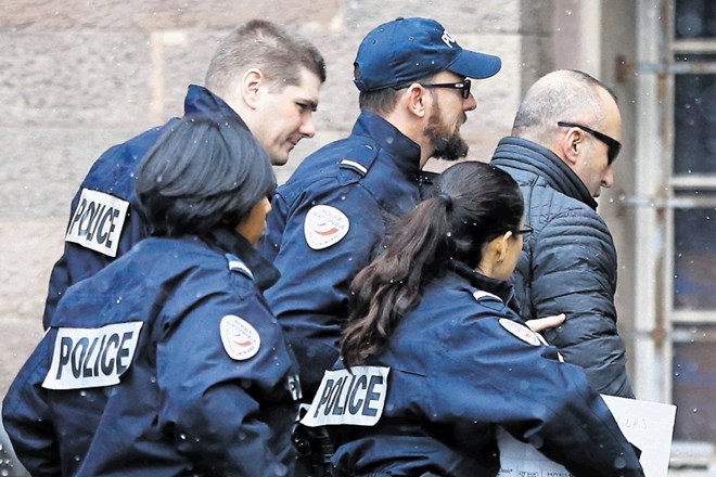 Policisti spremljajo Haradinaja  na sodišče v francoskem mestu Colmar.