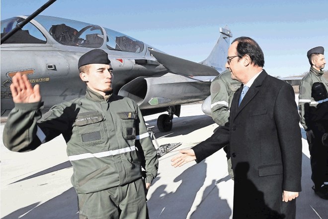 Francoski predsednik ob srečanju z vojakom. Hollande je dal vojski več ukazov za napade, v katerih so bili ubiti francoski...