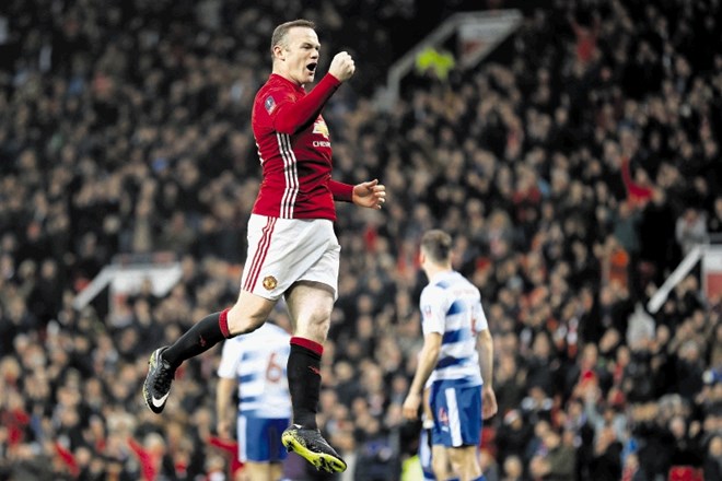 Wayne Rooney se je na lestvici najboljših strelcev Manchester Uniteda izenačil z absolutnim rekorderjem sirom Bobbyjem...