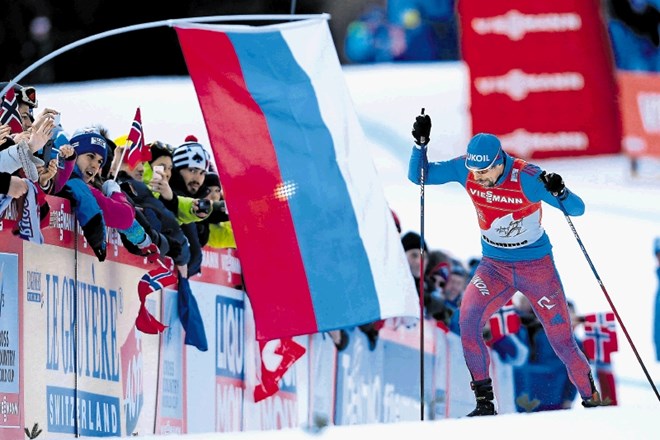 Ruski smučarski tekač Sergej Ustjugov se je veselil zmage na novoletni tekaški turneji.