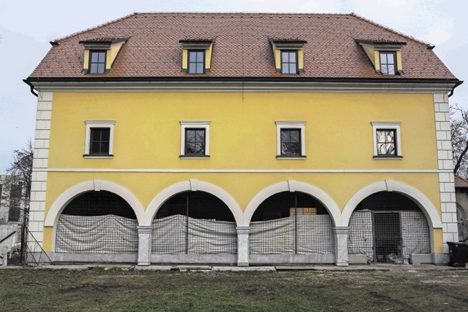 Napol obnovljena pristava gradu Kodeljevo zaradi zapletov z denacionalizacijo že sedem let sameva. Če bo Univerza v Ljubljani...