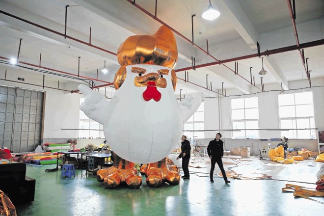 Kitajska tovarna kuje dobiček z izdelavo maskot piščanca, ki jih za uvod v kitajsko leto petelina izdeluje v velikostih  do...