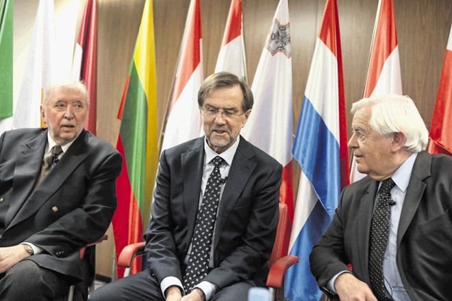 Prvi zunanji minister dr. Dimitrij Rupel, prvi predsednik vlade Lojze Peterle in prvi predsednik države Milan Kučan so se...