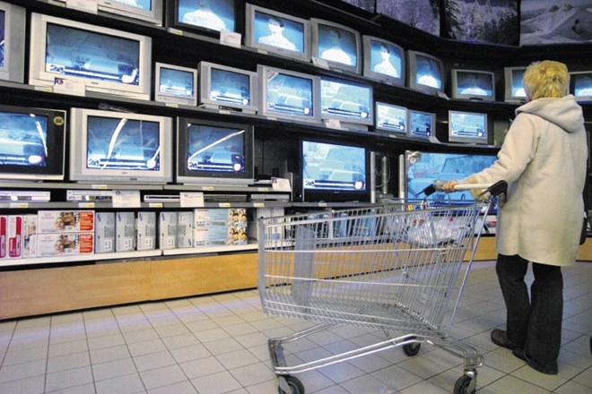 Slovenci so lani prek spleta največ kupovali mobilne telefone, LED-televizorje in prenosne računalnike.