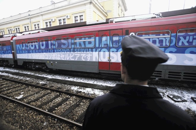Srbski vlak z napisi »Kosovo je Srbija«  v več jezikih ni pripeljal do Kosova. V Prištini so zaradi njega na mejo poslali...