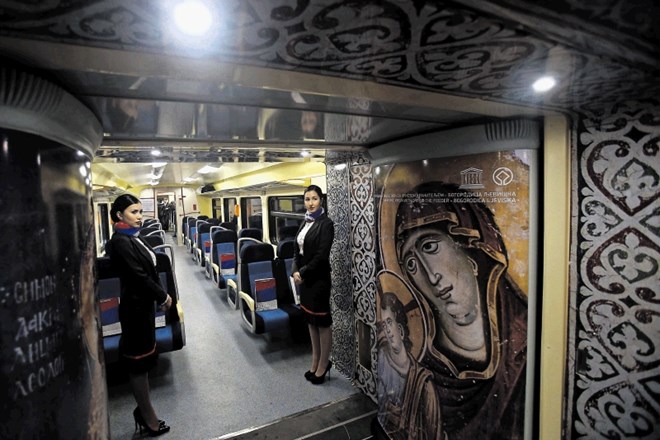Vlak, ki je peljal proti Kosovski Mitrovici, je bil od znotraj poslikan s podobami iz srbskih samostanov na Kosovu, ki so del...