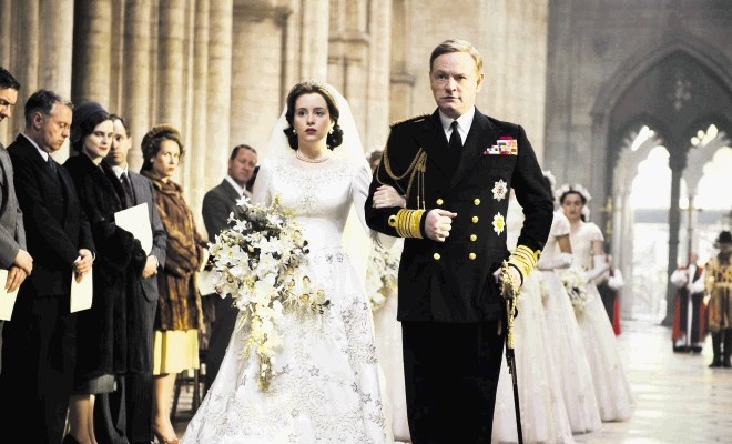 Samo za repliko poročne obleke Elizabete II. v Kroni je šlo 35.000  dolarjev, naredili pa so še 7000 drugih kostumov.