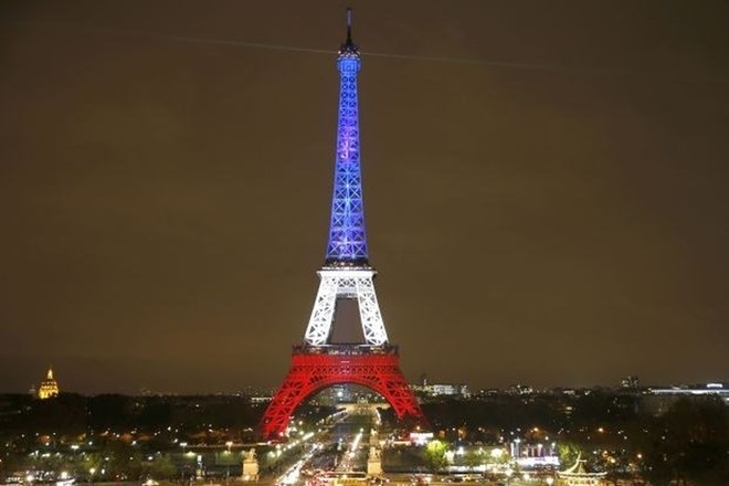 Po novembrskih napadih leta 2015 je Eifflov stolp zažarel v barvah francoske zastave. (Foto: Reuters)