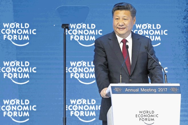 Kitajski predsednik med nagovorom udeležencev foruma v Davosu.
