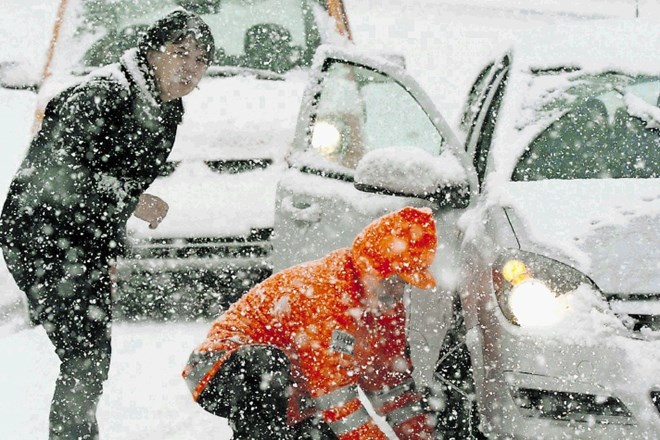 Snežni metež je prejšnji petek marsikje po Sloveniji ohromil promet, največji zastoji  so bili proti Koroški.