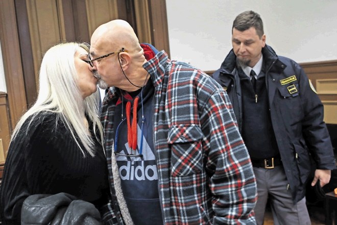 Devetintridesetletna Alina Leskovsek, ki se brani iz hišnega pripora, se je na sodišču razveselila 60-letnega moža Draga...