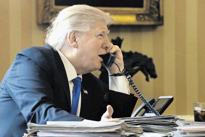 Donald Trump med sobotnim telefonskim pogovorom z Vladimirjem  Putinom iz Ovalne pisarne