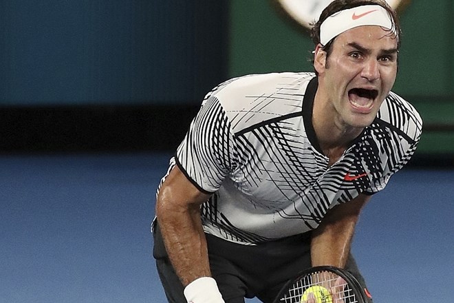 Roger Federer je osvojil svoj 18. naslov na turnirjih za grand slam, petega v Avstraliji. (Foto: AP)
