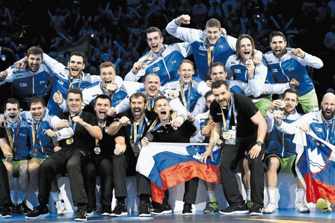 Slovenski rokometaši so bronasto kolajno, ki so jo osvojili po zmagi proti Hrvaški, najprej proslavili v Parizu, nato pa še...